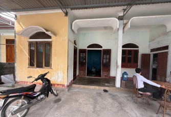 Quyền sử dụng đất và các tài sản gắn liền với đất toạ lạc tại thửa đất số 51, tờ bản đồ số 2, Diện tích thửa đất: 448,3m2, trong đó: Đất ở đô thị: 200m2, đất trồng cây hàng năm khác: 248,3m2 (sử dụng đến năm 2053), địa chỉ thửa đất: tổ dân phố Cầu, phường